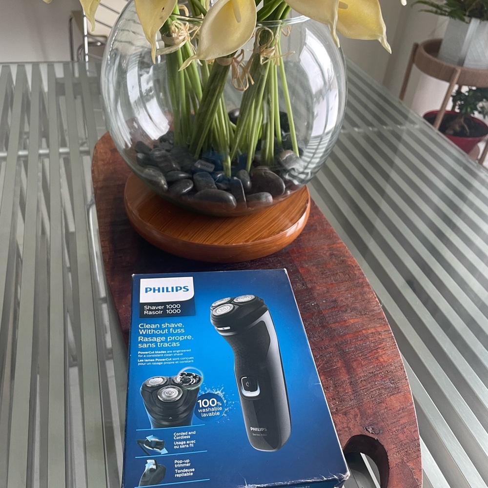 BNWT Philips Shaver 1000 - Sleek Black Design